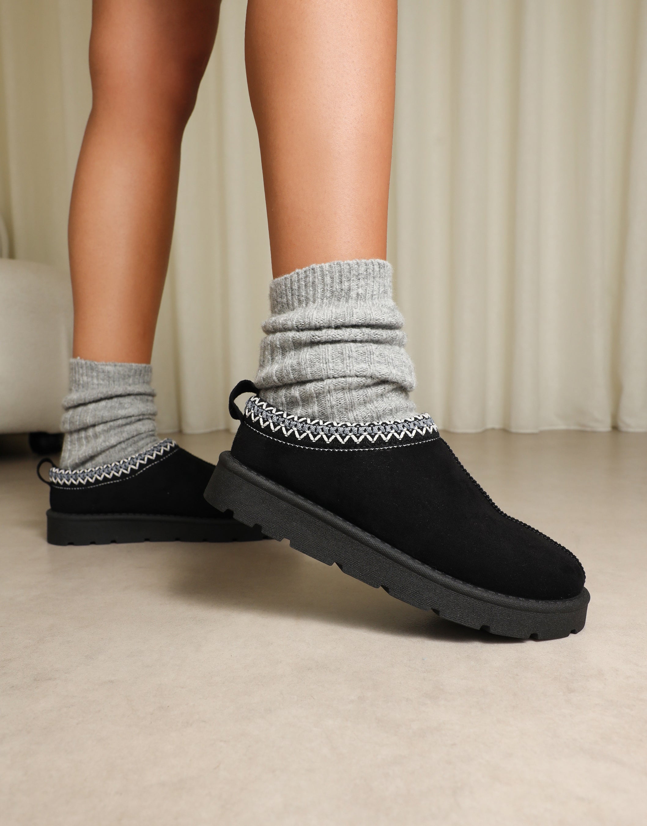 Cally Black Slippers | SIMMI London