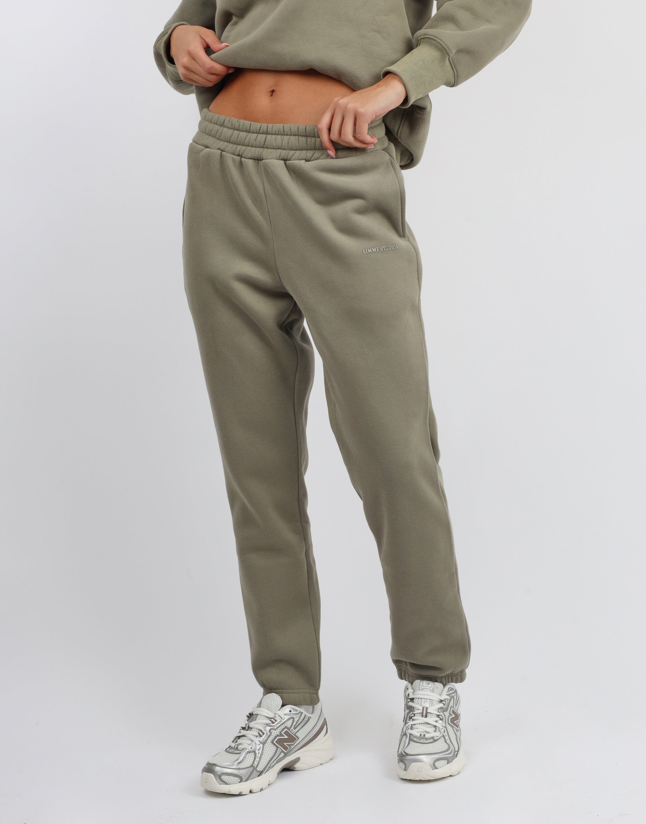 Elwood Essentials Cuffed Jogger in Olive | SIMMI London