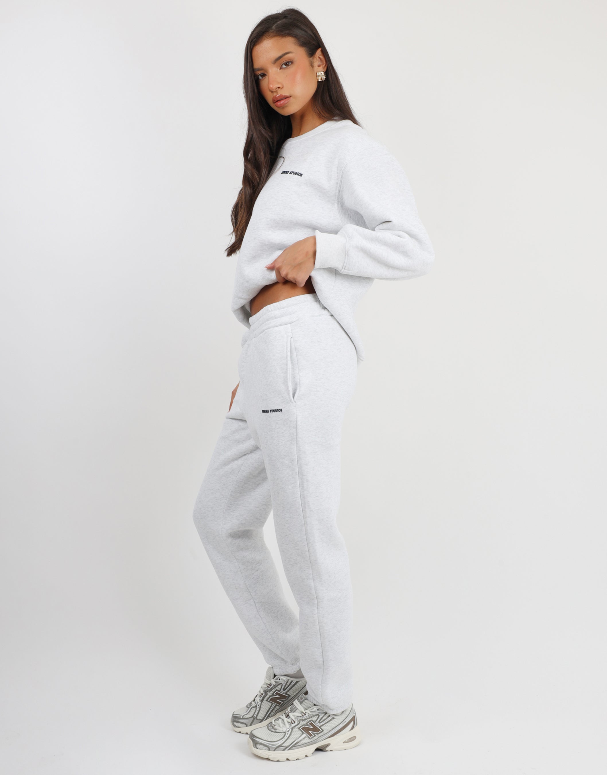 Elwood Essentials Cuffed Jogger in Pebble Grey | SIMMI London