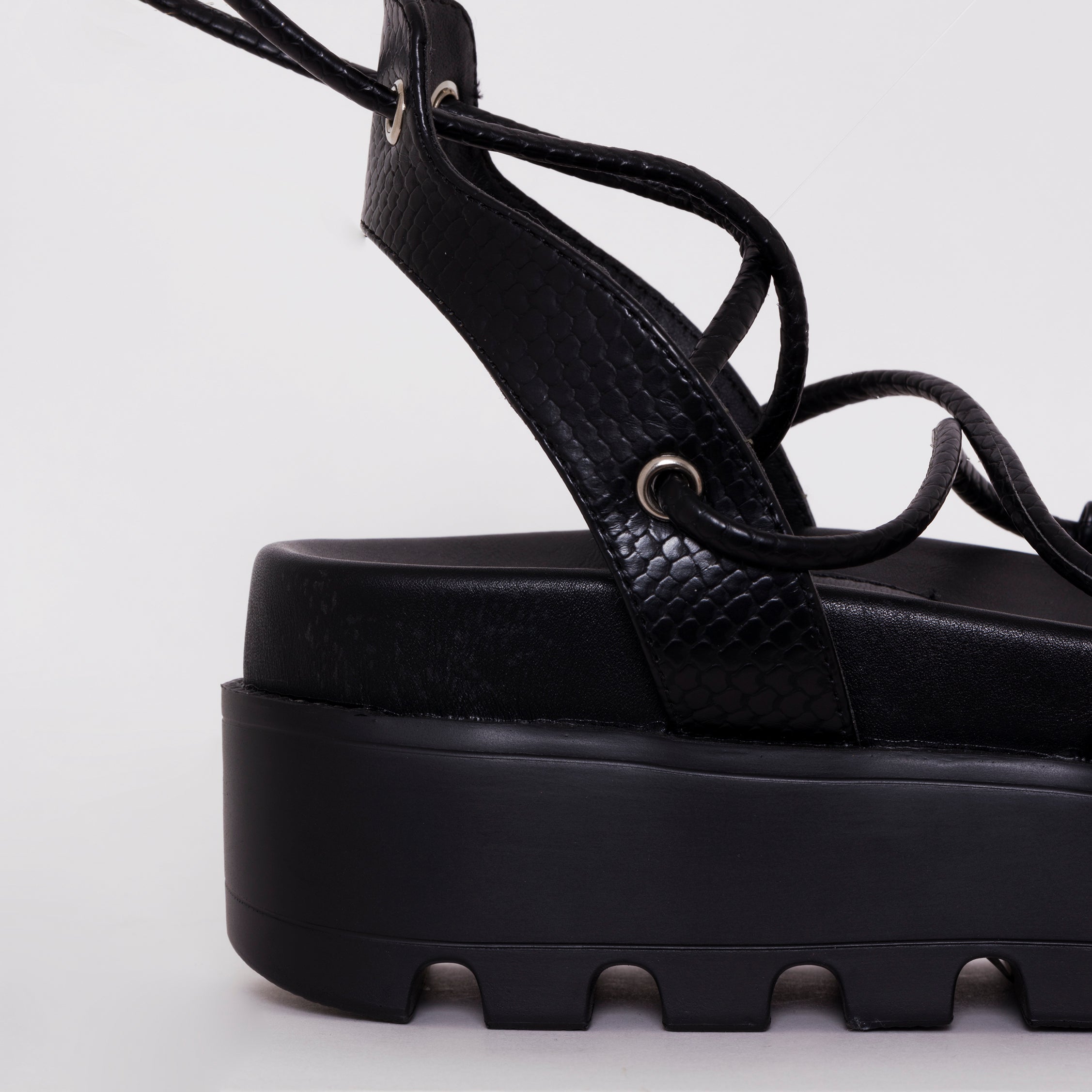 SIMMI SHOES / THOMA BLACK LIZARD PRINT LACE UP FLATFORMS