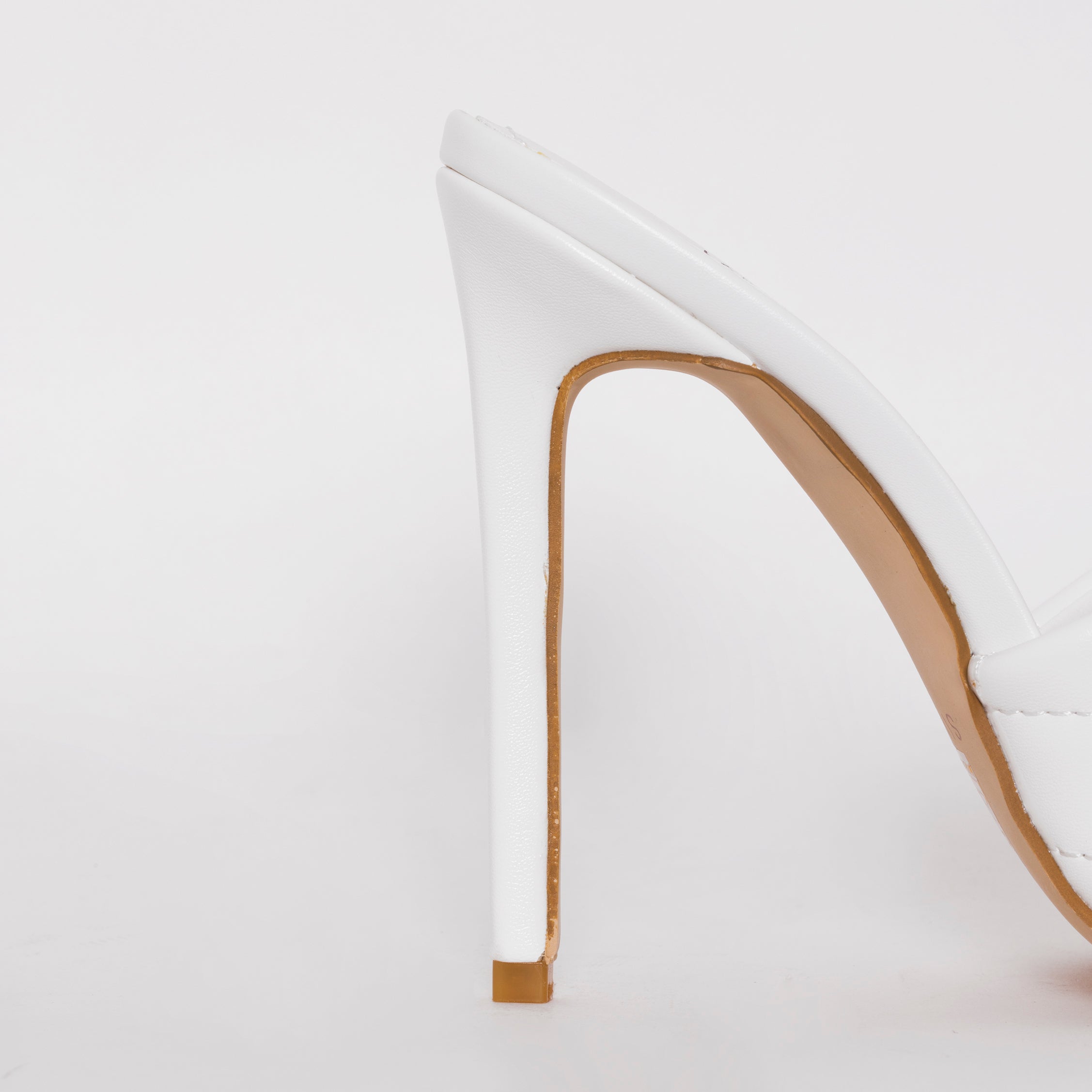 SIMMI SHOES / MARIAN WHITE QUILTED MULE HEELS