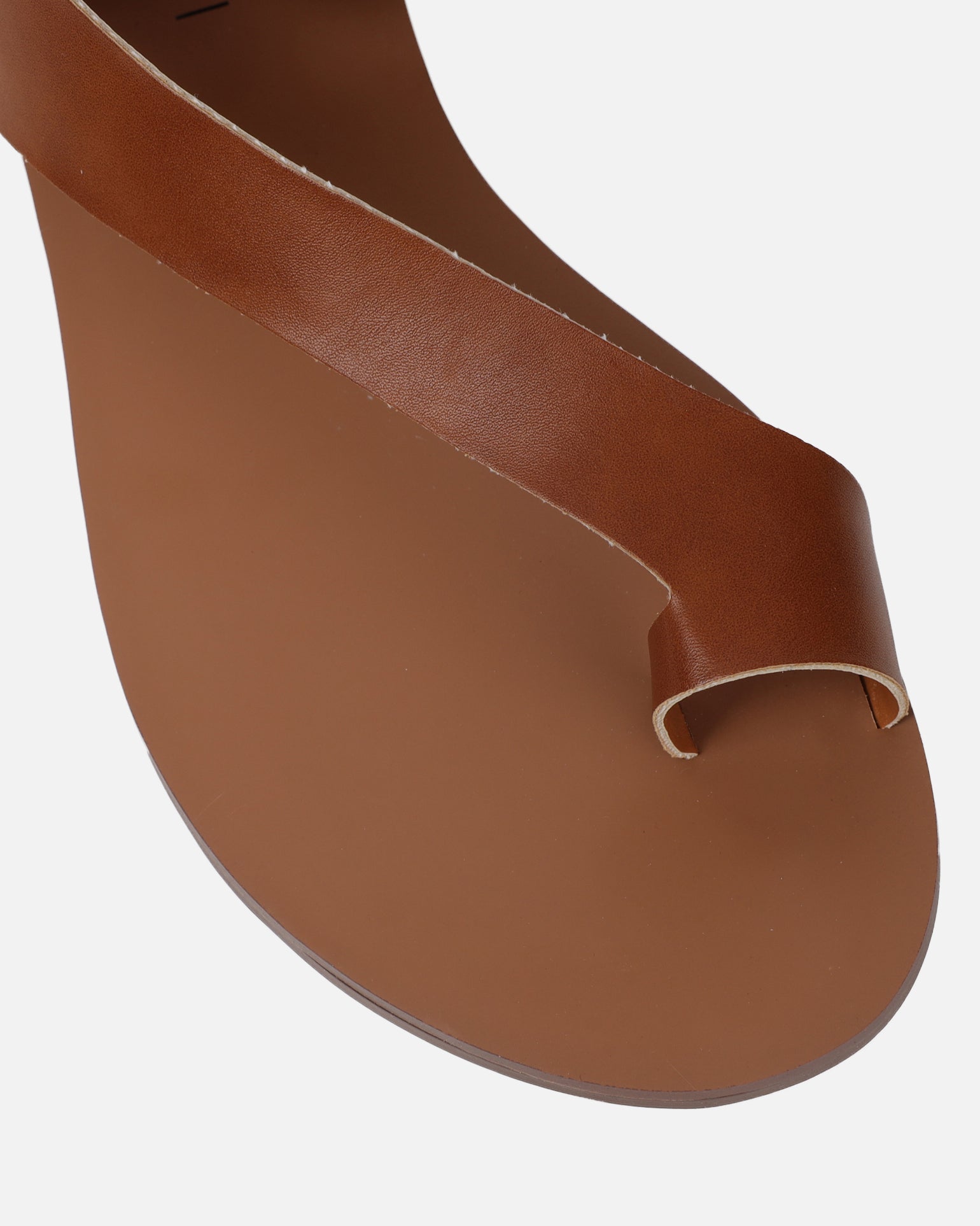 Gypsy tan toe loop flat sandals | SIMMI London