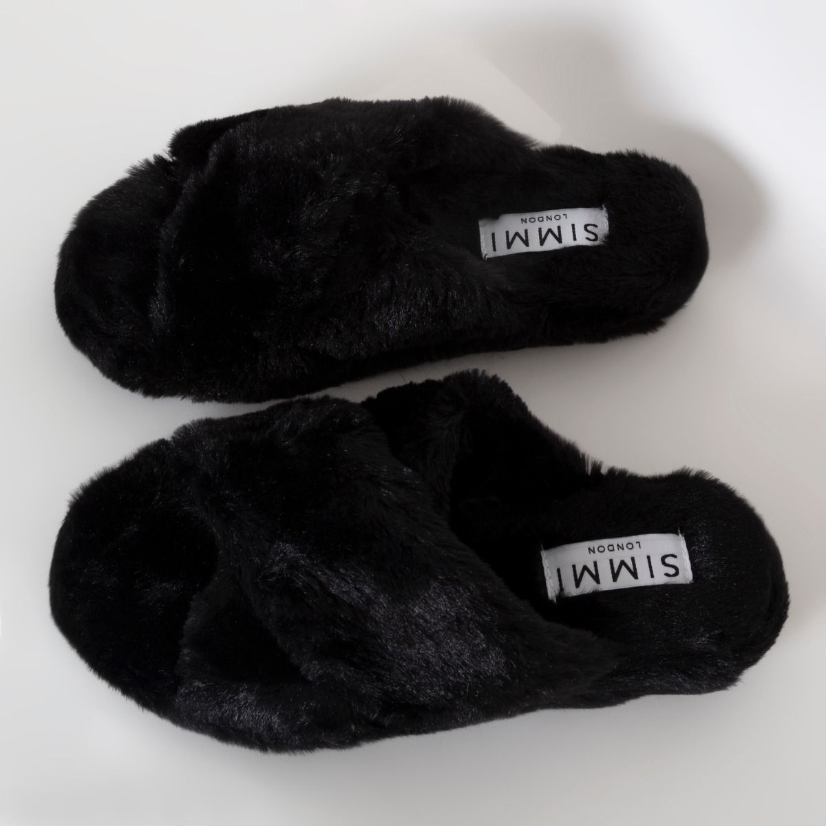 Featured image of post Black Fluffy Slippers With Back Strap / Lucky for you, knowing where to do online shopping for top slipper and the very best deals is dhgates specialty because we provide you good quality female strapped slippers with good price and service.